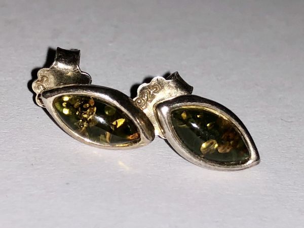  Серебро Серьги овальной формы с янтарем. Цвет камня - зеленый - Янтарь , Изделия из серебра 